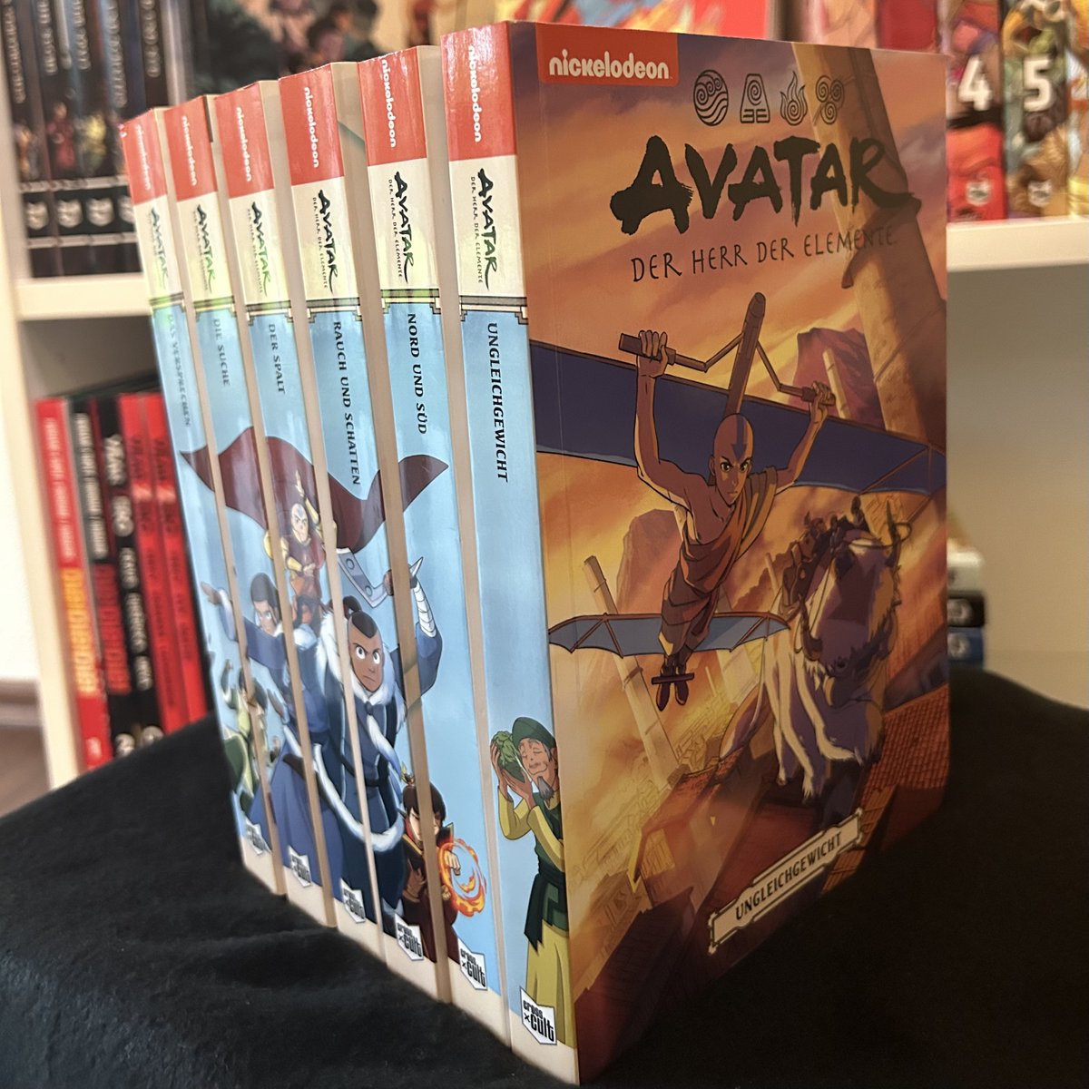 CrossCult's tweet photo. Endlich ist der sechste Softcover-Sammelband zu Avatar – Der Herr der Elemente erschienen! Der Sammelband enthält alle Teile von „Ungleichgewicht“ und wir begleiten unser liebstes Team Avatar erneut nach der Handlung der TV-Serie. https://t.co/pbTaYlGb1B