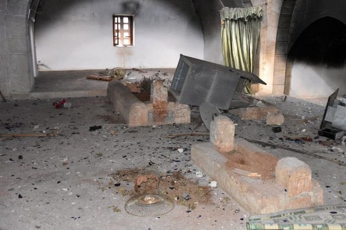 هذه آثار عدوان ميليشيات حزب الله وإيران على قبر الخليفة العادل ورمز الأمة العربية والإسلامية  عمر بن عبد العزيز رضي الله عنه  حيث قام الحزب والميليشيات بحرق القبر ونبشه. 
تصوروا أن تصل هذه الميليشيات الطائفية وتتمكن من القدس، ماذا تراها فاعلة بالمسجد الأقصى خصوصاً إذا علمت أن عبد