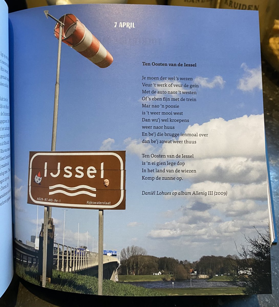 Kadootje voor mezelf📘
‘Geen dag zonder de IJssel’ van 
<a href="/boomeik/">Wim Eikelboom</a> met naast al het andere moois o.a. een prachtig gedicht van <a href="/HallVan/">Alfred van Hall</a> en een fragment uit een lied van <a href="/DanielLohues/">Daniel Lohues</a> 
‘Ten Oosten van de Iessel is ‘n ei gien lege dop’