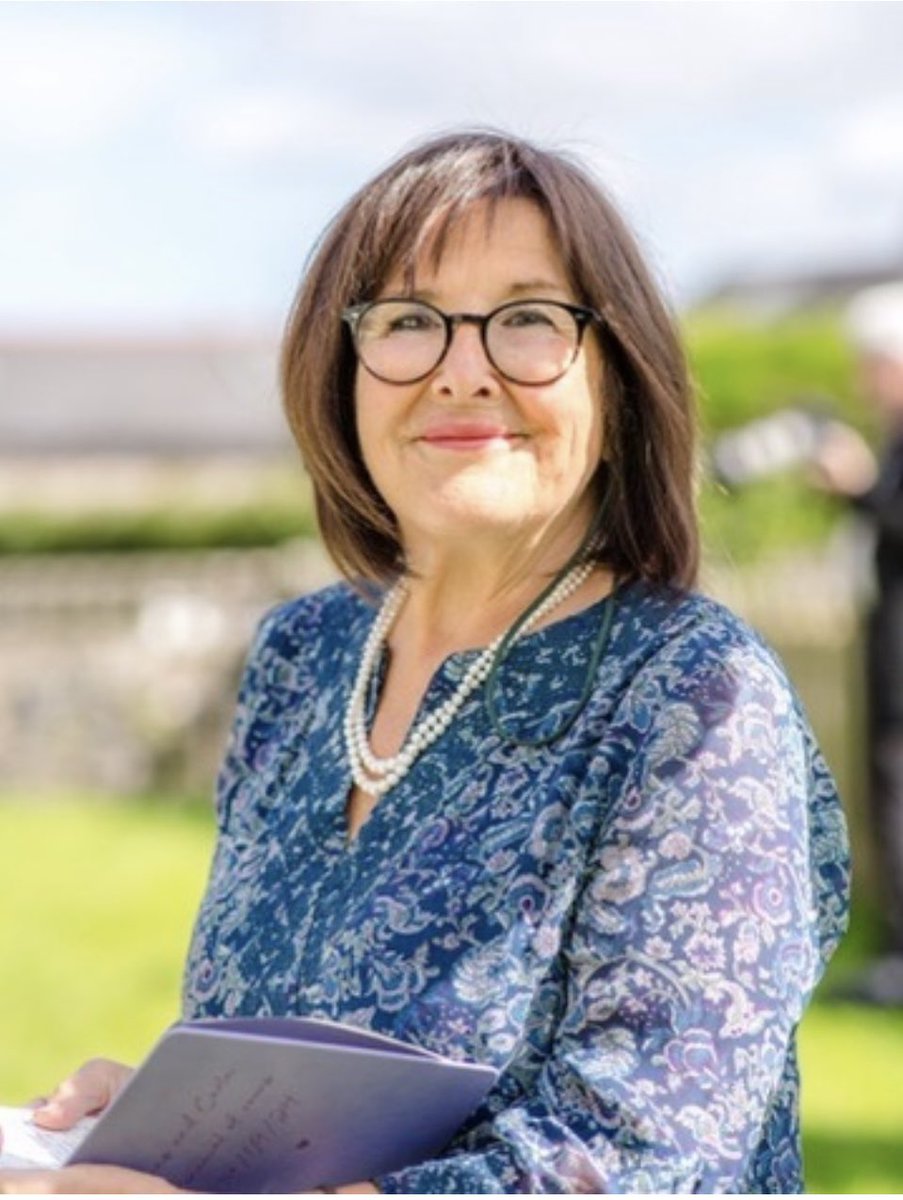 Do you like my new profile pic? 
I love it 
💙💙
Whilst we were working together at a vow renewal ceremony, @somersetphotographerchris took time to take some photos that I could use for my business - how kind is that! 
💙💙