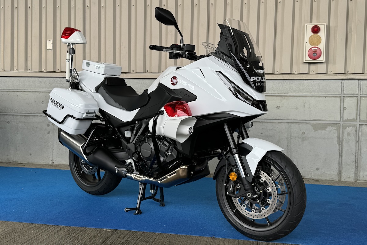 bike_newsjp's tweet image. ホンダ「NT1100 POLICE（海外仕様）」登場

導入地域は北米のほか、中南米などで販売を検討中。生産は熊本製作所で行い、海外の警察に納入予定。

#ホンダ #白バイ #NT1100P #バイクのニュース