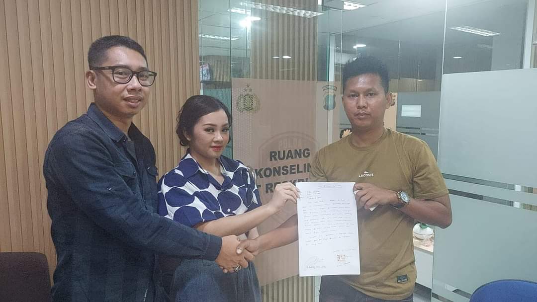 BosPurwa's tweet photo. Damai sich damai, tp Pak Kapolri @ListyoSigitP harus punya sikap sendiri, skorsing dan turunin pangkatnya, biar pelajaran bagi yang lain, apalagi sekelas AKP dan jabatan Wakapolres! https://t.co/ZONCY8orjz