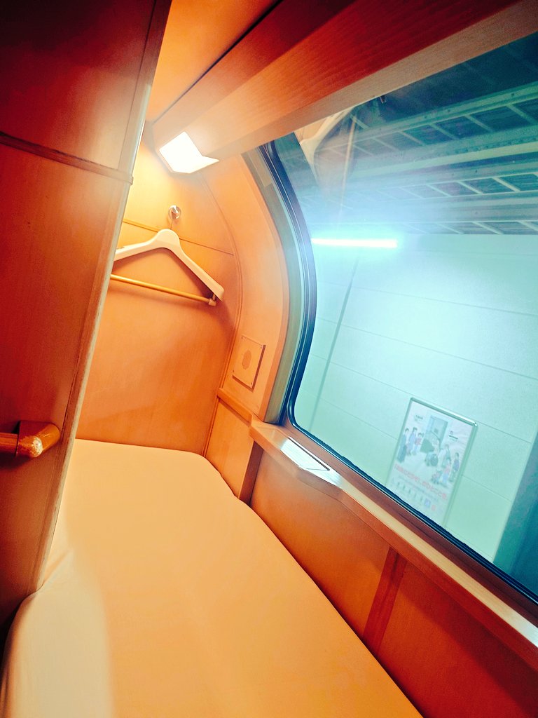 今回はサンライズ出雲のB寝台車(ソロ)を利用。初めての寝台列車はドキドキでしたが、最高でした。一番お安い個室でも足をゆったり伸ばせる広さで、こんなにリラックスして移動したのは初めて…。何より窓が大きくて、景色が最高!