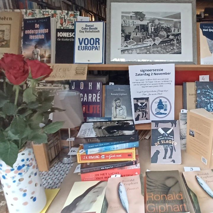 Vandaag hoog boekenbezoek in de Reinkenstraat! Ronald Giphart houdt samen met Jacques Hermus een signeersessie bij slagerij Van den Broek. 'De slager. Een pleidooi voor minder vlees en meer slagers'. Welkom vanaf 14uur.🍖

*Wistjedat: Colette vroeger een slagerij was? Zie foto🍗