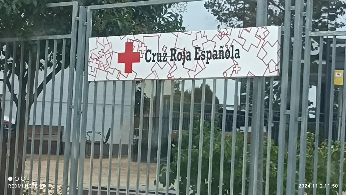 canuto6969's tweet photo. Frenetica actividad en las instalaciones de @CruzRojaEsp en Leganés. 0 personas trabajando y vehículos parados incluyendo potabilizadoras de agua.

A que esperáis para mandarles vuestros BIZUM y transferencias?

Y no olvidéis el Sorteo del Oro https://t.co/oCsxXg0NwI