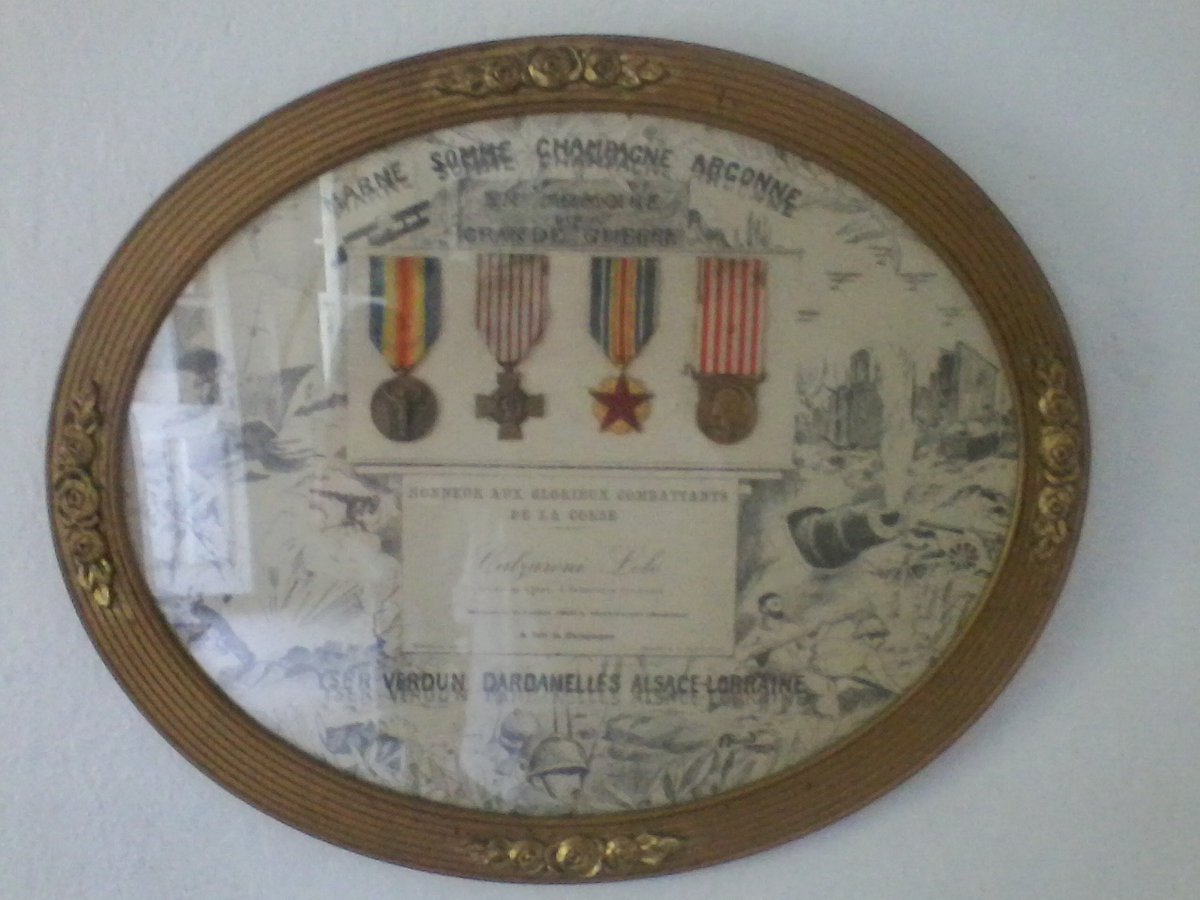 Si vous voyez passer en #VideGrenier ou en #brocante ce tableau de médailles au nom de Lolo Calzaroni, prévenez moi! 
C'est le butin d'un vol. Une plainte à été déposée.
#Militaria #1J1P