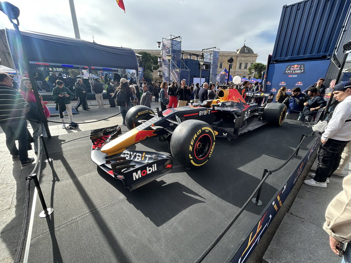 HugoOddy17's tweet photo. #RedBullPitLane https://t.co/UAp3ADzDRX