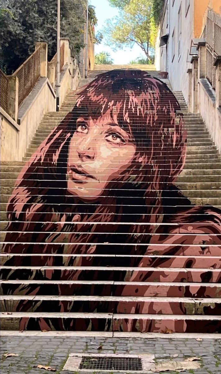 Il murale dedicato a Monica Vitti dipinto su una scalinata a Roma.Si trova su una scalinata all’altezza del civico 79 di viale Parioli