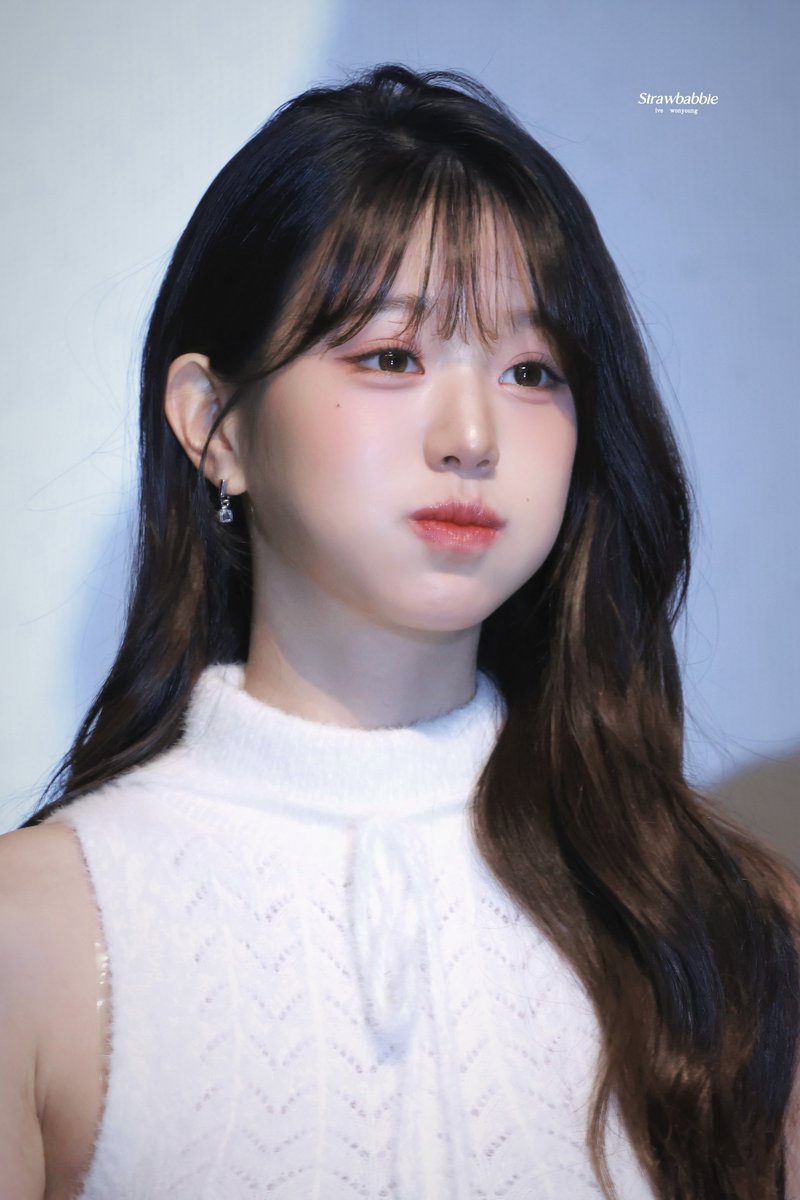 wonyoungdollz's tweet photo. HER CHEEKS PLEASE 🥺🤏🏻🤏🏻🤏🏻

#IVE #아이브 #장원영 #JANGWONYOUNG https://t.co/6O9AQ2wKAG
