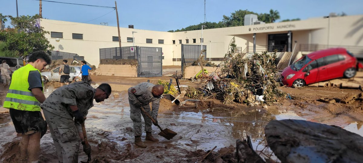 Ya hablaremos de lo q se hizo o dejó de hacer en esta catástrofe. Hablo del presente. Ya sabemos q @carlos_mazon_ puede pedir toda la ayuda del ejército que considere, alguien me puede explicar pq no pide 20.000 militares q actúen simultáneamente en todos los municipios?