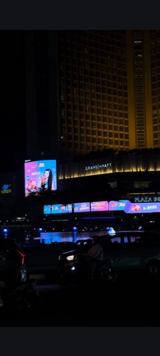 Sepanjang HI bnyk bgt Billboard Indomie x NewJeans bikin gue salfok, mantap nih Indomie jd pengen coba rasa yang baru nya