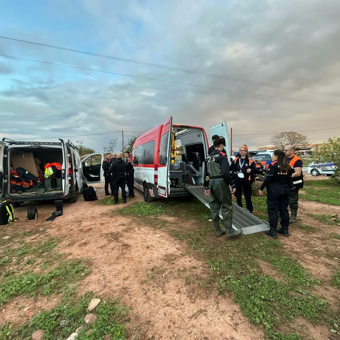 L'equip de Protecció Civil Parets i Policia Local ja està treballant sobre el terreny. Avui estaran a Algemesí, netejant entrades de domicilis.