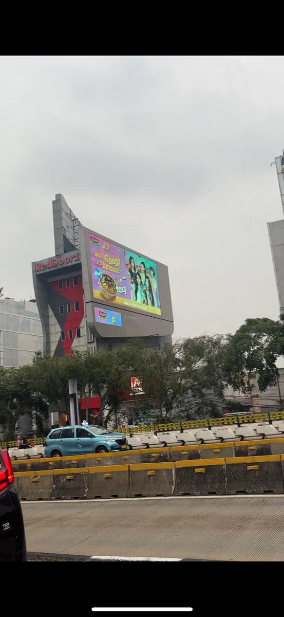 DefaPebri's tweet image. Wah dimana2 ngeliat iklannya Indomie X NewJeans keren banget