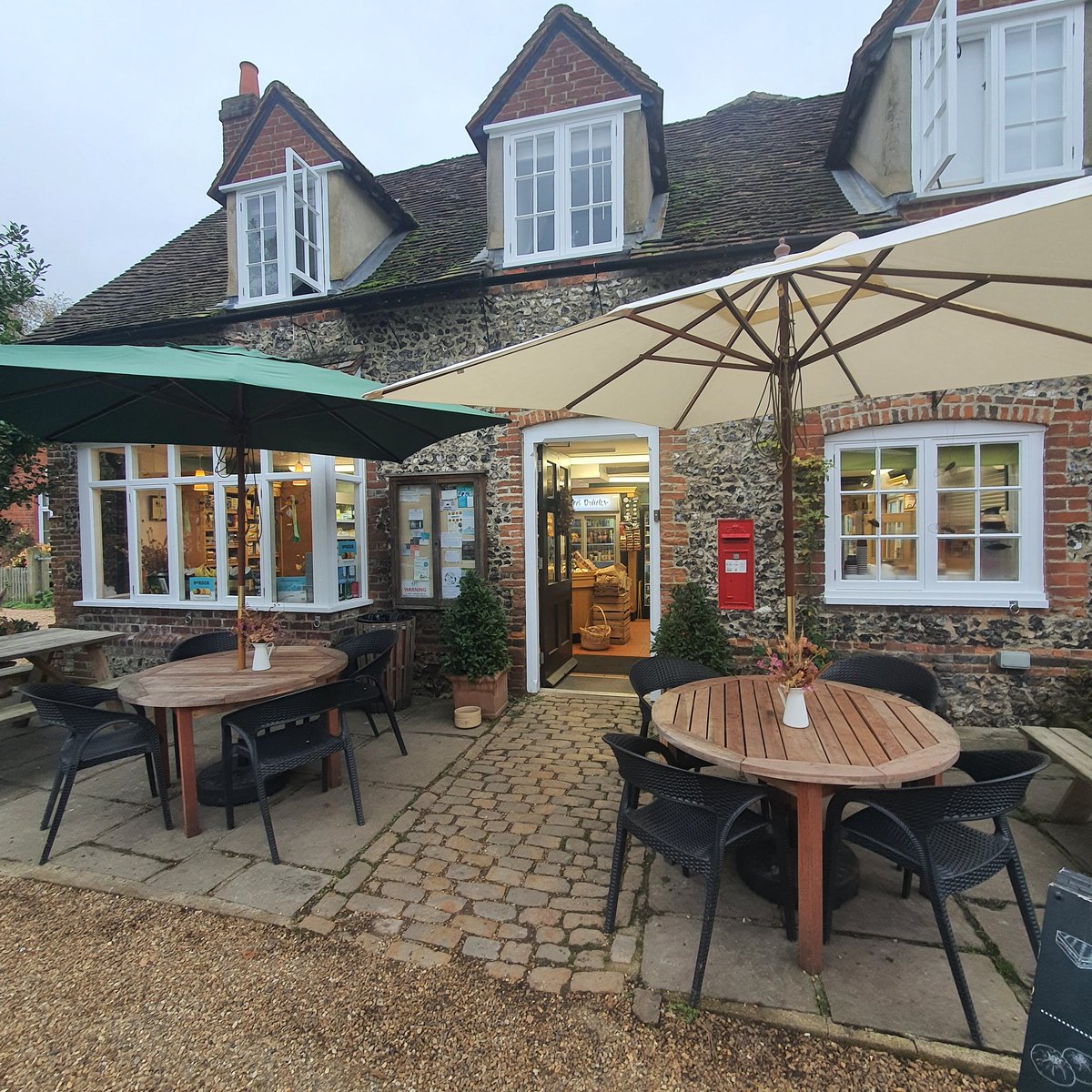 ghostofgoose5's tweet photo. Coffee at Hambleden this morning. Another day of thick #Geoengineering low sky, solid cloud & no sunshine. This is so obvious how can anyone not see it. #Chemicals #GeoEngineeredSky #SolarManagement #HAARP https://t.co/XoBn8O5pZE