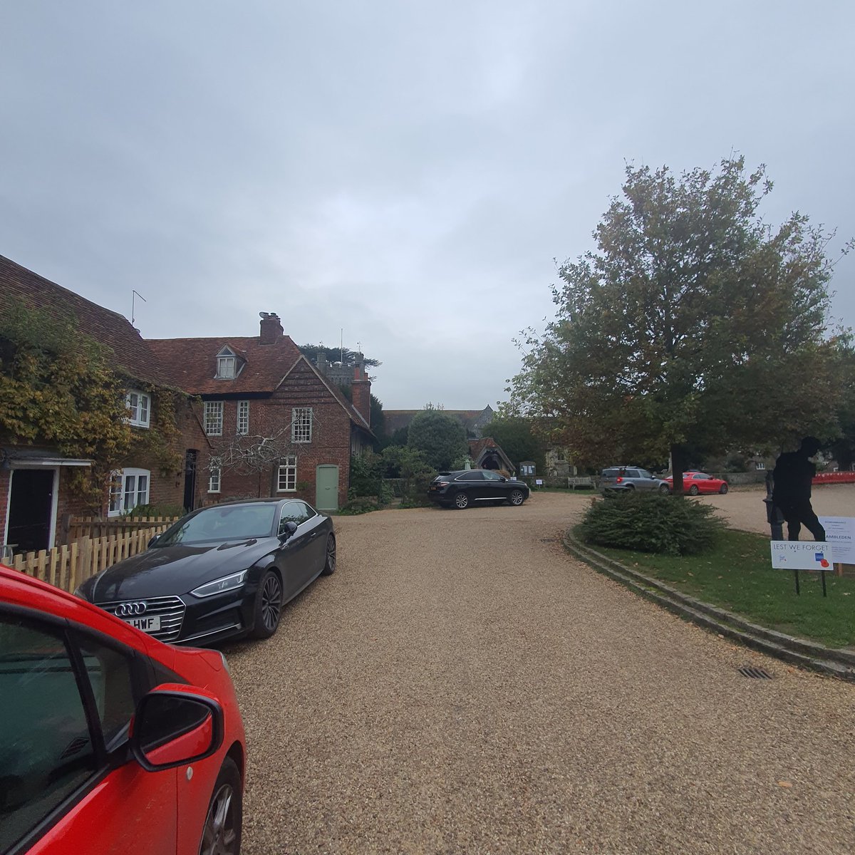 ghostofgoose5's tweet photo. Coffee at Hambleden this morning. Another day of thick #Geoengineering low sky, solid cloud & no sunshine. This is so obvious how can anyone not see it. #Chemicals #GeoEngineeredSky #SolarManagement #HAARP https://t.co/XoBn8O5pZE