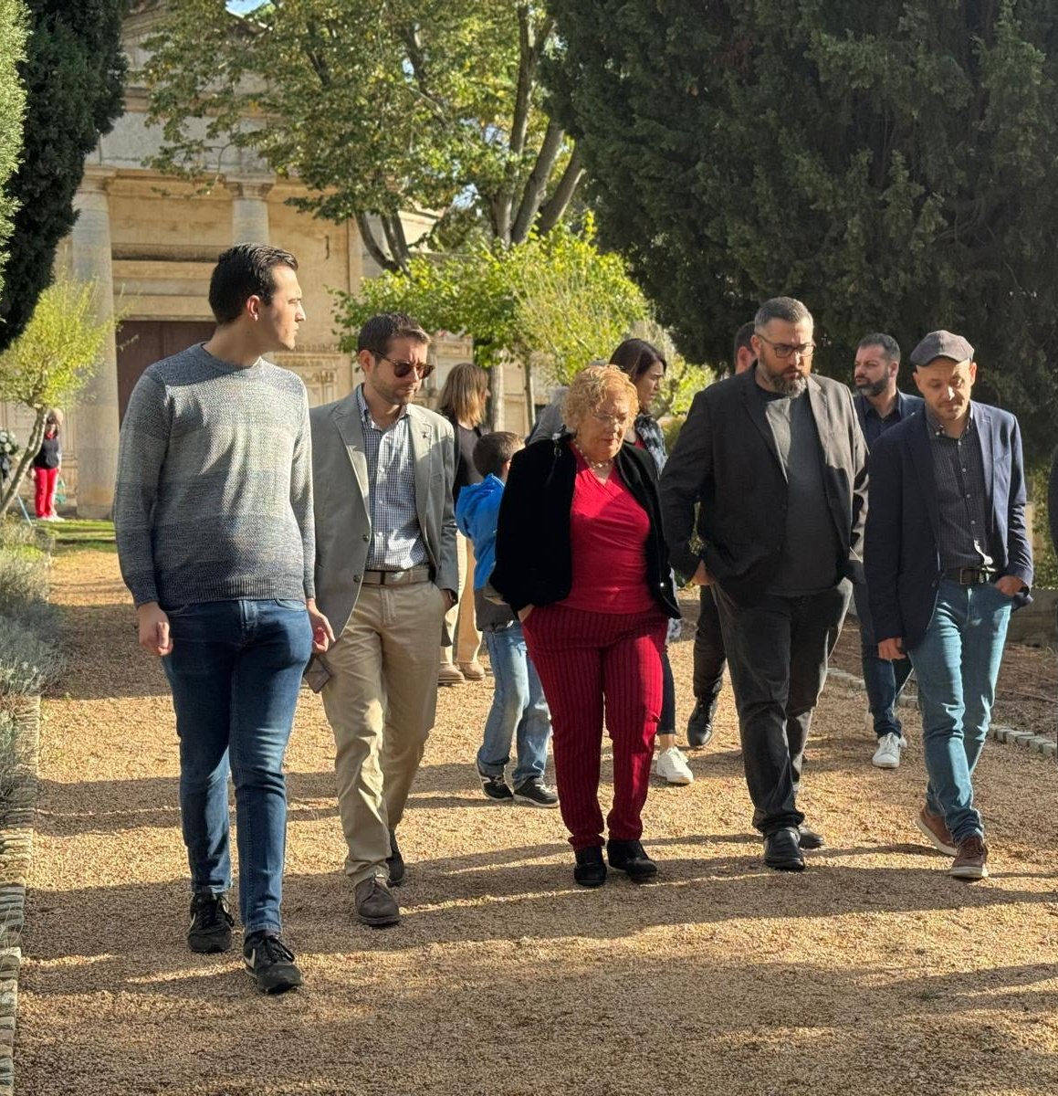 Ahir els regidors <a href="/BeaEsporrin/">Beatriz Esporrín</a> <a href="/mfuentescodera/">Maxi Fuentes Codera</a> i Ferran Rafa, juntament amb els diputats <a href="/MarcLamua/">Marc Lamuà Estañol</a> i <a href="/BlancaCercasM/">Blanca Cercas Mena</a> i la senadora <a href="/LluisaBlanch/">Lluisa Blanch Fulcara</a>, van assistir a l'acte de record dels #difunts al cementiri de #Girona per homenatjar la memòria dels que ens han deixat. #1Novembre