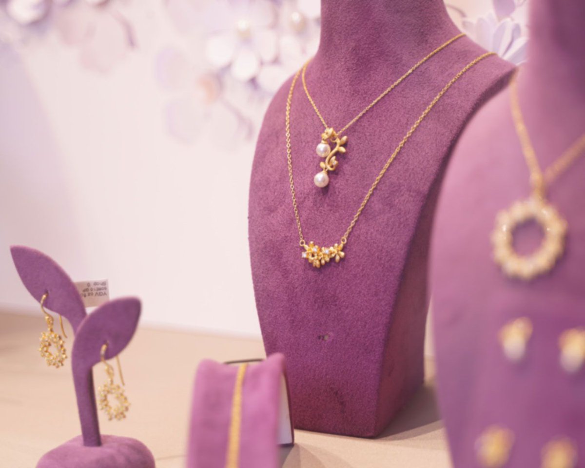 From humble beginnings in a garden shed over eighty years ago, this week's #SaturdaySpotlight, Allum &amp; Sidaway, has grown into a well-established award-winning jewellers with six stores...bit.ly/allum-and-sida… 
#yourcityofindependents #traditionaloriginal #experiencesalisbury