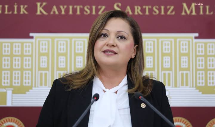 ConflictTR's tweet photo. 🔴 CHP Afyonkarahisar Belediye Başkanı Burcu Köksal: 

▪️(Esenyurt'ta düzenlen miting) Nerede ne zaman olacağımı başkaları değil ben bilirim. Gel deyince gelen git deyince giden sorgulamadan hareket edenlerden olmadım. Bizi kendinizle karıştırmayın.

▪️Haburda davulla zurnayla teröristleri karşılayanların, Bebek katili Apo’nun Gazi Meclise çağrılmasına “aman beni görevden alırlar.“ diye tek kelime edemeyenlerin, sümüklü Fetönün önünde fotoğraf çektirmek için birbirini ezip sıraya girenlerin benim milliyetçiliğimi sorgulamak haddi de değildir hakkı da değildir.

▪️Milliyetçiliğimin zekatı bile size fazla gelir.