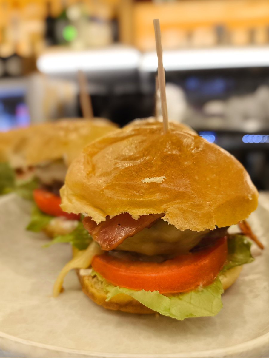 Gille_RM's tweet photo. "Detaile txikiak dira gure nortasuna eraikitzen dutenak"
Detaile txiki bat :👇
#Euskalherria #Barakaldo #Miniburger #Tomate #Uraza #Gazta #Bacon #Hirugiarra #Burger #Mostaza https://t.co/0dunEMs9KL