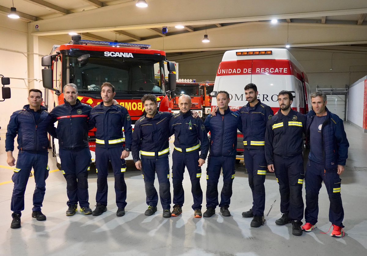 BomberosDip_VLL's tweet photo. 👨🏻‍🚒 Ayer por la noche partimos hacia Valencia. 

🚒 Con el objetivo de apoyar al Centro de Coordinación Operativo Integrado que está gestionando y ayudar a los ciudadanos. 

🤝🏽 Al servicio público, al servicio de las personas. https://t.co/CvEniUXV9O