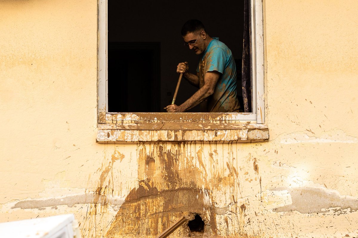 #EMERGÈNCIACLIMÀTICA | “Sense la solidaritat dels voluntaris molta gent encara continuaria atrapada” directa.cat/sense-la-solid… Crònica de l'actuació de les brigades solidàries que s'organitzen a #València per donar suport al veïnat afectat per la #DANA✍️<a href="/lugaracogedor/">irene Molina</a> 📸Ona Cano