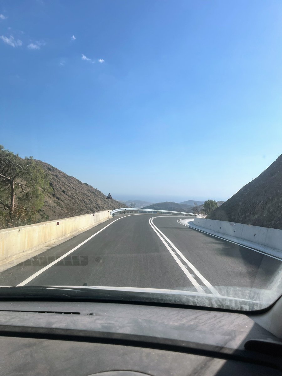 В фотокарточках за прошлую неделю осталось ровно то место и время, которое разделило мысли на до и после

До: ура, открыли прямую дорогу из нашей деревни в Лимассол, спустя столько лет ремонта и разговоров (ладно, я из них застал только последний год)

После: несколько КИЛОМЕТРОВ