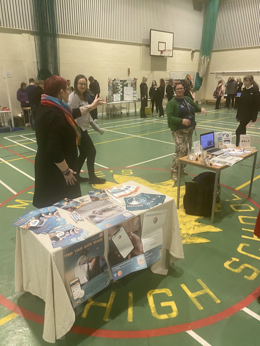 burchell_susie's tweet photo. Positive end to our learning festival. Family learning open afternoon @MilnesHigh 🤓📚📗📒🧠🧐 💚💛 https://t.co/SGYwc7KA6Q