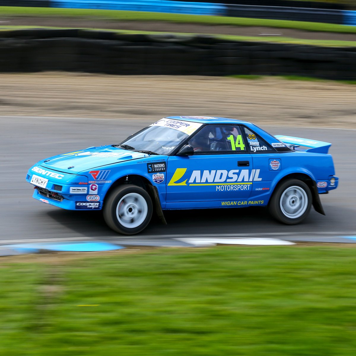This weekend, Retro Rallycross returns to Lydden Hill for the final round of the championship.🏆 We’d like to wish Tony Lynch all the best as he aims to maximise his points in the Landsail Team Geriatric-run MR2.