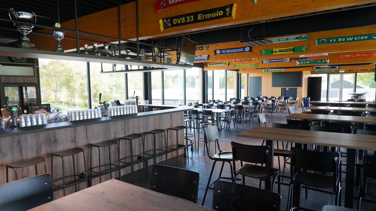 📣 Vandaag opent de nieuw kantine van SV Urk haar deuren. Wees welkom! We wensen Margreeth Ras en haar team heel veel succes en werkplezier toe in dit nieuwe onderkomen. De kantine: het “kloppend hart” 💙🤍 van onze vereniging! #EenClubBenJeSamen