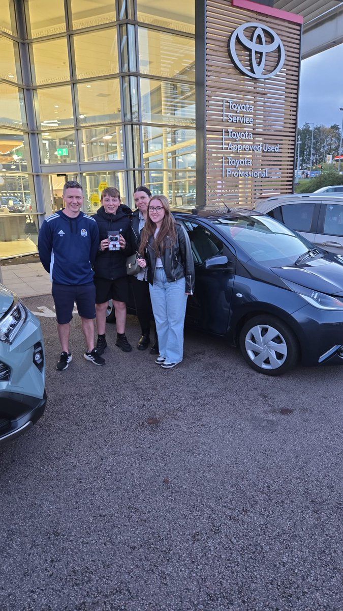 VantageMotorGrp's tweet image. Here’s Kiera and her family celebrating an exciting milestone — collecting her very first new car from Darren at Toyota Colne! 🎉🚗 A big congratulations to Kiera on this special day, and here’s to many happy miles ahead! 😊

#FirstCar #NewCarDay #Toyota #Handover