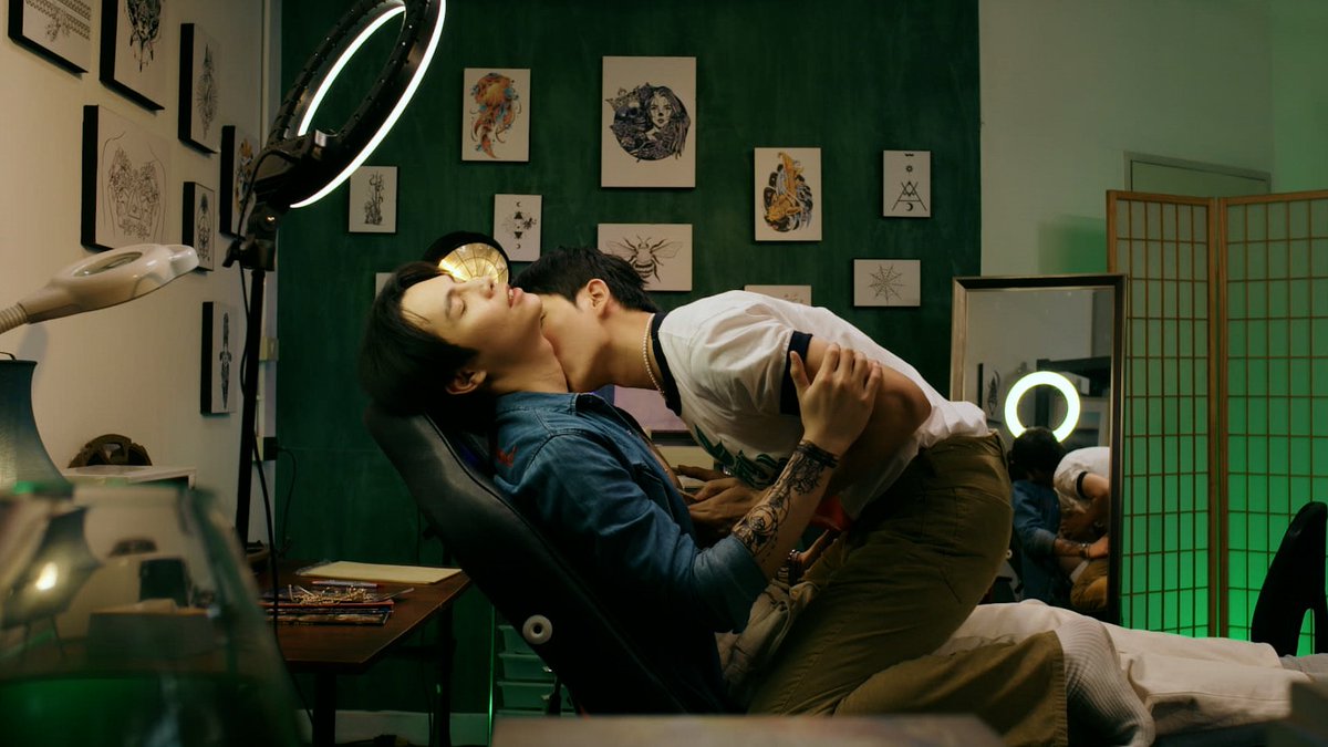 FirstKhaoGlobal's tweet image. Forbidden love, Vicious Love. Will it end with a kiss or a Kill?? 
Let's wait and watch. Have you watched #TheHeartKillers  trailer yet? It is absolutely beautiful
If yet to, link below: let's get to 1M before today ends.
✓Share link to all platforms

🔗youtu.be/jfagnr691kE?si…