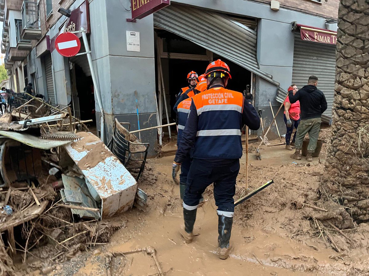 FerLPereira's tweet photo. Tras la catástrofe, entre otros muchos, están ellos…
Los voluntarios de Protección Civil‼️
Han decidido y podido dejar sus quehaceres y de una forma organizada y coordinada están ayudando en la zona 0 de la #DANA.
#LasProtesCuentan #PoderNaranja #LaProte #AngelesDeNaranja https://t.co/779YUF4wO7