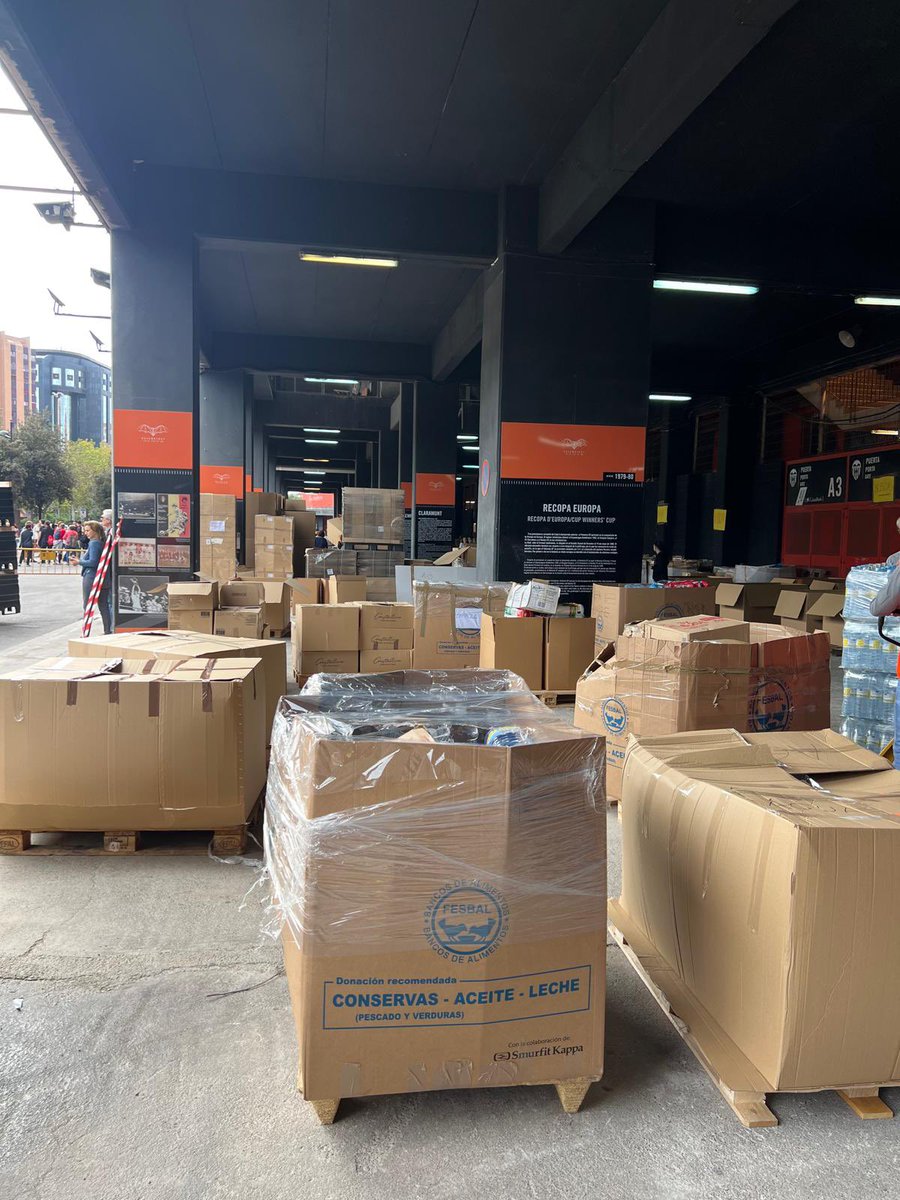⚠️ Necesitamos voluntarios que puedan aportar este tipo de material 

Transpaletas, cajas grandes, palas, escobas, bombas de achique, generadores, botas… 

📲 ¡Contacta con nosotros vía mensaje privado o con el banco de alimentos de Valencia! 

📍 ¡Estaremos en #Mestalla hasta