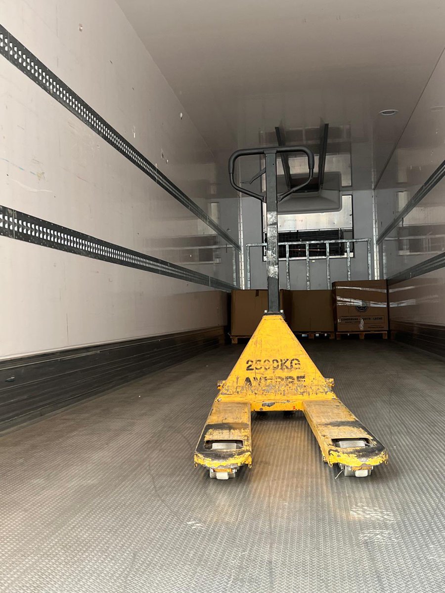 valenciacf's tweet photo. ⚠️ Necesitamos voluntarios que puedan aportar este tipo de material 

Transpaletas, cajas grandes, palas, escobas, bombas de achique, generadores, botas… 

📲 ¡Contacta con nosotros vía mensaje privado o con el banco de alimentos de Valencia! 

📍 ¡Estaremos en #Mestalla hasta las 19:30!

UNITS COM SEMPRE 🦇 #ADNVCF