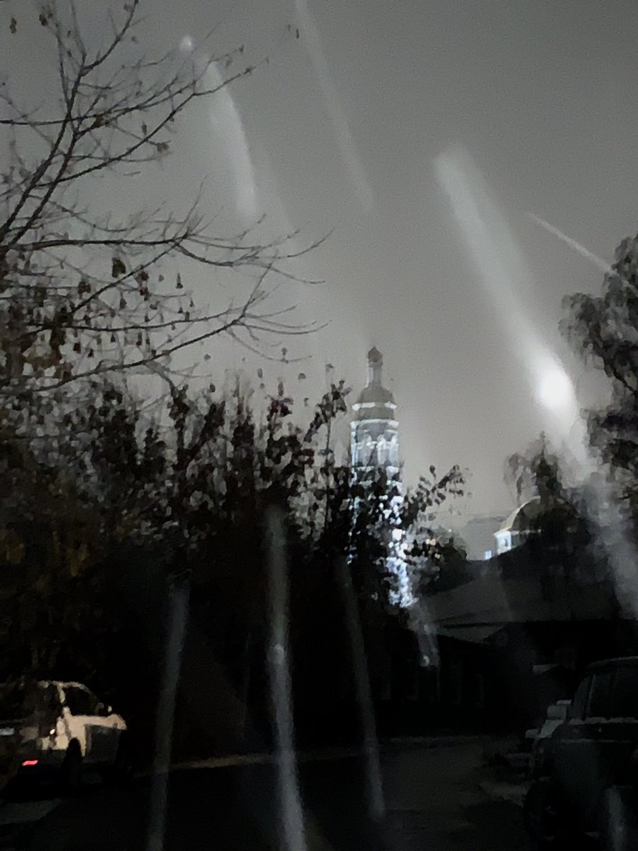 S42612's tweet photo. 00:00 в ночь с первого на второе ноября. Мы с @n1zamov_n1zam шли в центр, наслаждаясь сказочной атмосферой первого снега. https://t.co/d8UqNIzVLN