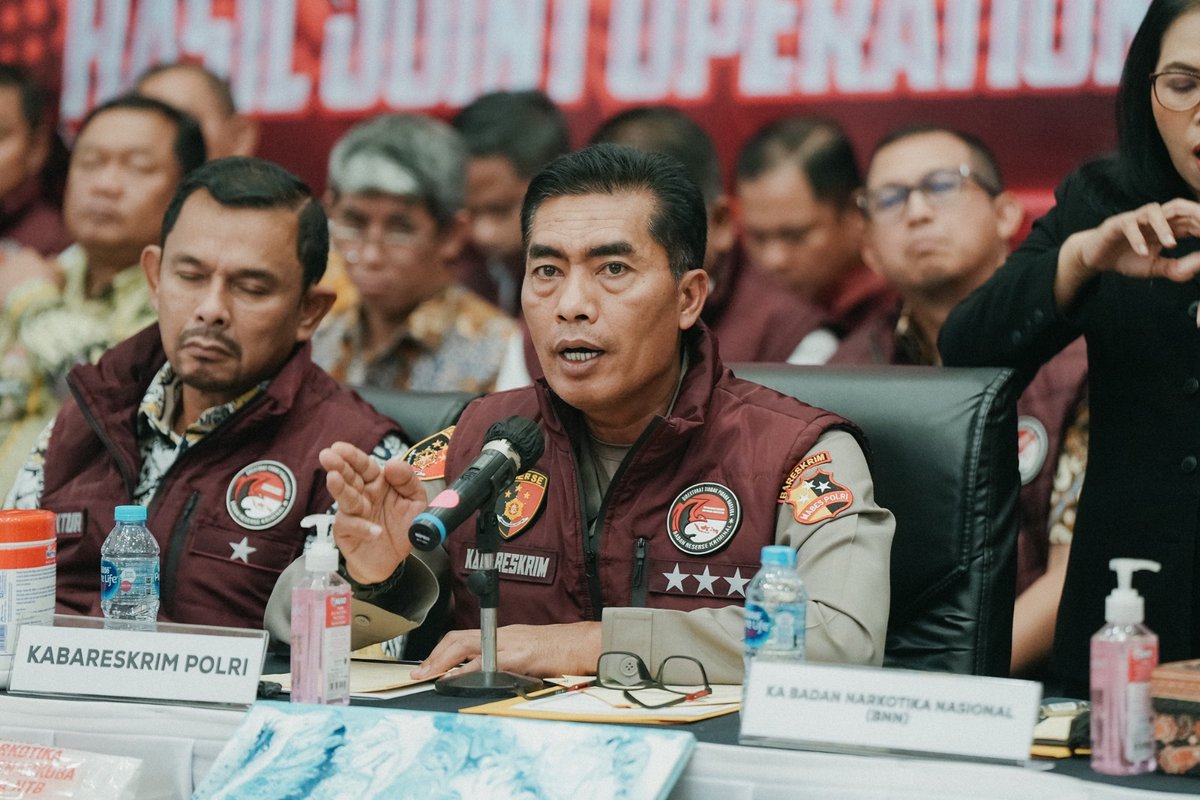 bustingkat8's tweet image. Bravo #bareskrim #polri berhasil menggulung 3 sindikat jaringan narkoba. Keren nih 
#KerjaTuntas #GasNarkoba
