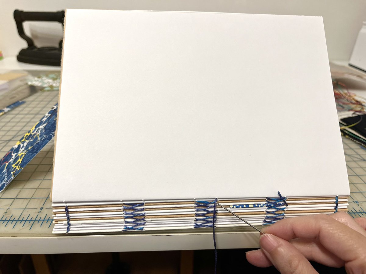 BoundByYuko's tweet photo. Sewing 🪡 🧵綴じてます📕
#bookbinging #notebook #handmade #custummade #手製本 #手帳 #日記 #オーダーメイド #仙台 https://t.co/EA5COZ74CV