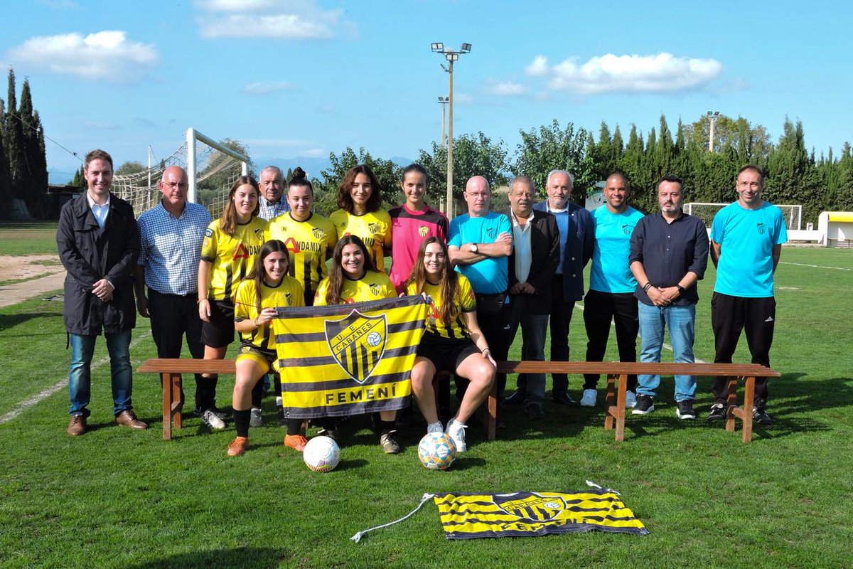 CabanesFemeni's tweet photo. [👧CLUB] 📷 (1) Galeria d'imatges de la presentació ahir divendres 1 de novembre dels 14 equips de l'entitat al Municipal del carrer Masies de Dalt, amb la presència de l'alcalde de la vila, Àlex Hernández; i el president del club, Carles Llanet. #FactoriaUEC #elCabanesqueformem https://t.co/2G5vf5uY65