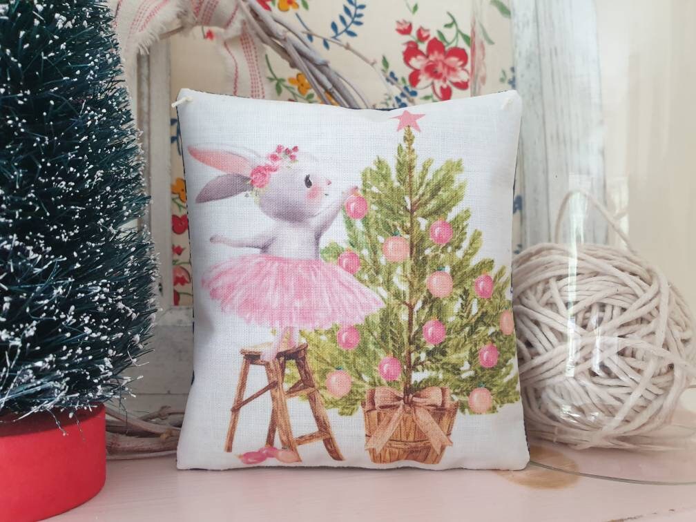 One for the ballerinas! Bunny ballerina decorating the tree! Hanging decorative sachet scented with lavender or rose petals #UKGiftAM #UKGiftHour 
sarahbenning.etsy.com/listing/130141…