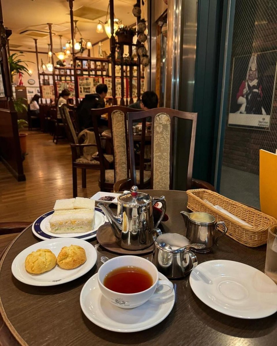 Mathiaz66283390's tweet photo. 一日中ゆっくりできるイギリス式アフタヌーンティーのお店です☕🍰
大阪梅田の近くを歩き疲れた時、よくここで一休みします😊
なんと、もう40年以上も営業しているそうですよ～！✨
#大阪梅田
#アフタヌーンティー
#ティータイム
#ビスケット
#英国風
#カフェ巡り
#おしゃれカフェ
#リラックスタイム https://t.co/0pVoGuDErD