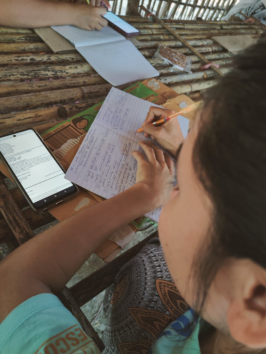 တိုက်ပွဲဝင်ရမယ့်ရဲဘော်တွေ
မဖြစ်မနေ တက်သင့်တဲ့သင်တန်းဖြစ်တဲ့
အခြေခံ ဆေးသင်တန်းလေးပါ
တိုက်ပွဲကြားထဲ ထိခိုက်ဒဏ်ရာရခဲ့ရင်
အနည်းဆုံးကိုယ့်ကိုကိုယ် 
သွေးထွက်မလွန်အောင်နဲ့
ရာသီတုတ်ကွေးတို့
ဖြစ်ခဲ့ရင်တောင် ကာကွယ်နိုင်အောင်
ရတဲ့အချိန်မှာအနားမနေဘဲ
ကြိုးစာသင်ယူနေကြတဲ့ ရဲဘော်အသစ်လေးတွေ😍