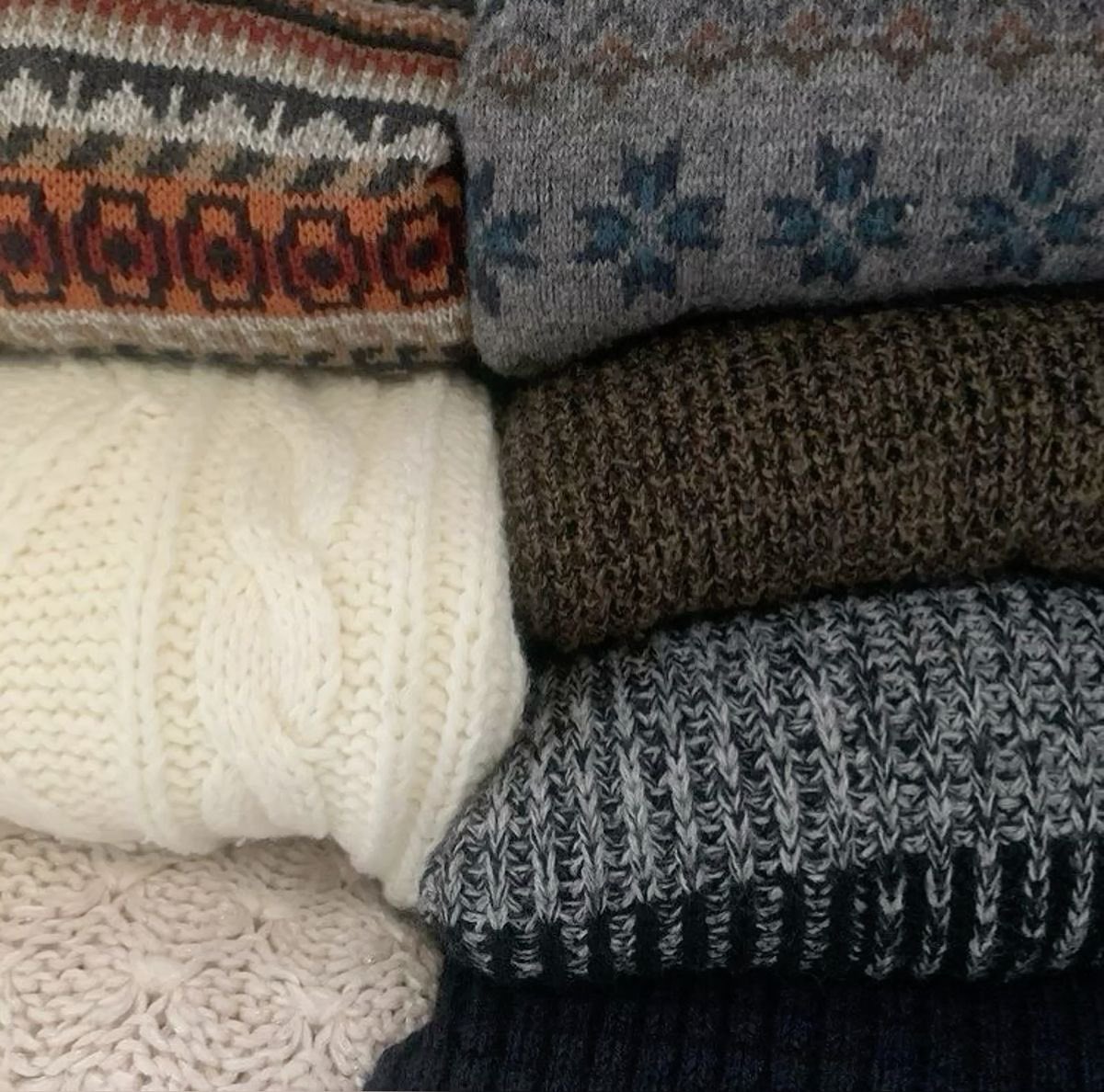 malusokay's tweet photo. slow days, chunky knits, lots of books, and something sweet 🌧 https://t.co/gOf1oDqh22