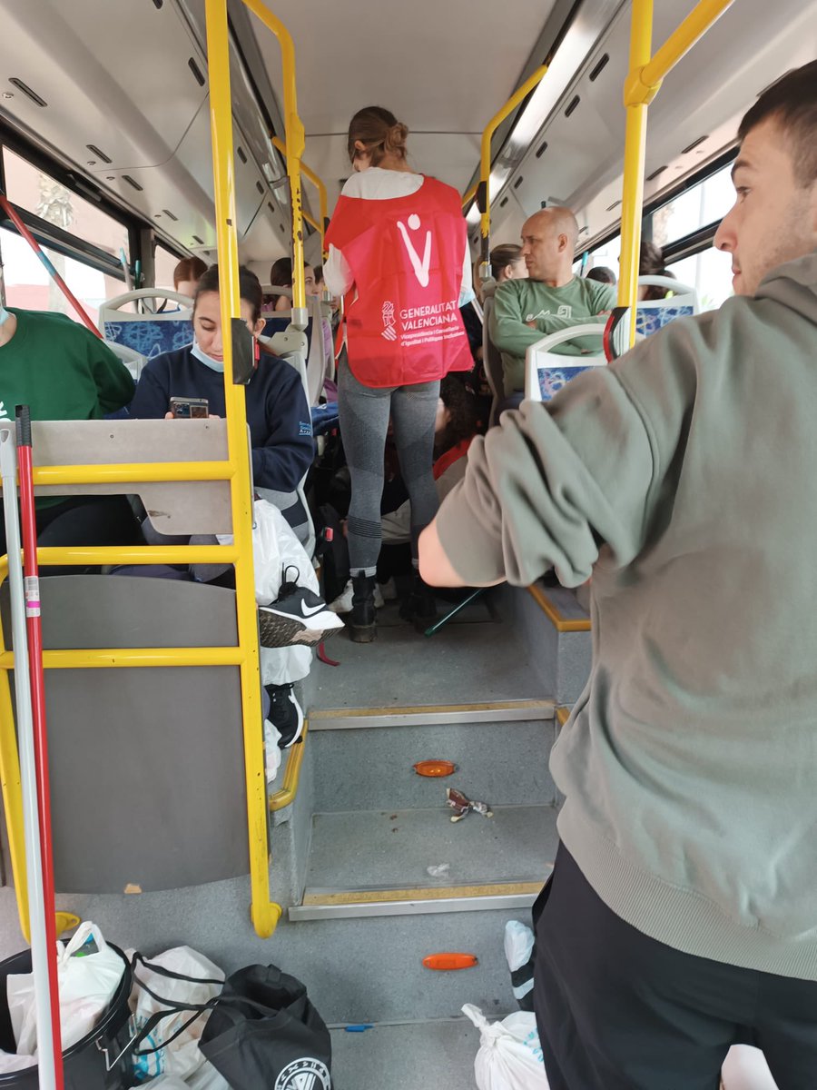 La Generalitat ha enviado a un grupo de voluntarios a limpiar el centro comercial de Bonaire cuando ellos pedían ir a ayudar a los pueblos a la gente. 

Los voluntarios están parados y llevan 4 horas sin hacer nada. 

Los voluntarios ya se han cansado de esperar y se van