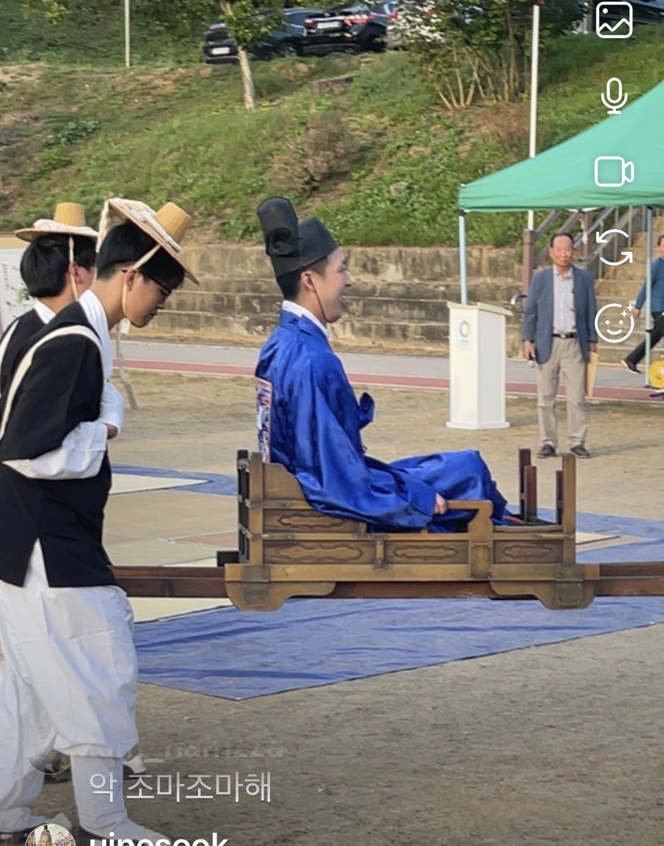 diva_insooni's tweet photo. 울해밀학교샘결혼식
언제시집갈려나했는데이제.
몇일전학교에서아이들이 참여하는 
전통혼례를하며
한국문화를보여주고
오늘은가족친지들모시고
샘오늘결혼식을보며
끝까지옆에있겠다는생각을..
그냥딸같아서
사랑해요예슬샘 !!

#해밀학교 #전통혼례 #인순이 #홍천 해밀학교 #결혼식 #행복하길 #드뎌 https://t.co/j9EZARQB2J