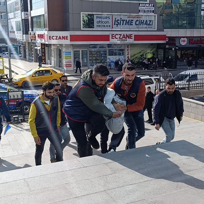 medyablok's tweet photo. 9 aylık bebeğine cinsel istismarda bulunduğu için tutuklanan baba, cezaevinde ölü bulundu.

-Halk TV https://t.co/astoicDlzM