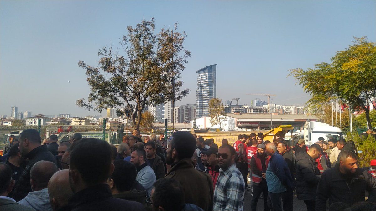 TipEmek's tweet photo. Kartal Belediyesinde Toplu Sözleşme işçilere sorulmadan grevin 4'üncü gününde imzalandı. İşçiler kendi iradeleri dışında gizlice imzalanan sözleşmeyi protesto ediyorlar. İşçiler, Dış Temizlik Şantiyesinde grevi devam ettireceklerini açıkladılar.
Kartal Belediyesi işçilerinin yanındayız.