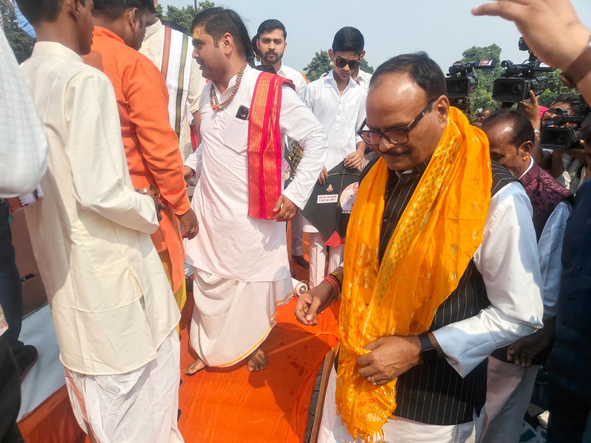 Bharat24Up's tweet image. #Lucknow में जमघट के मौके पर पतंग प्रतियोगिता का आयोजन

चौक क्षेत्र में हो रही है पतंग प्रतियोगिता

मंत्र उच्चारण के बाद शुरू हुई पतंग प्रतियोगिता

#UttarPradesh #KiteCompetition #Bharat24Digital 

@Neeleshlkoup @brajeshpathakup @BJP4UP