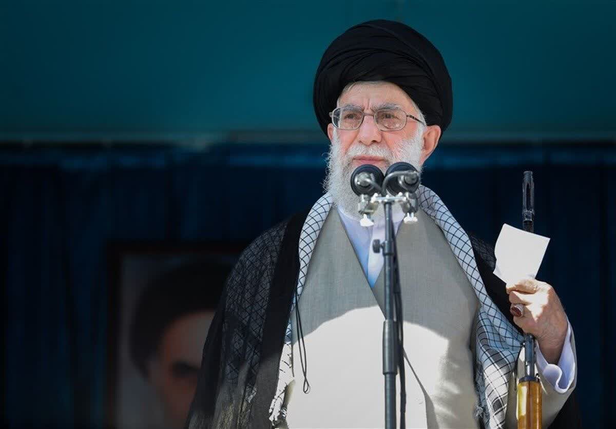 عاقبت با‌‌ لطف حق دوران مهدی میرسد
بلبل خوش نغمه از بستان مهدی میرسد
میدهد این دل گواهی پیر ما سید علی
پرچم ازدست تو بر دستان مهدی میرسد
#لبيک_یا_خامنه_ای 
#مظهر_عزت
