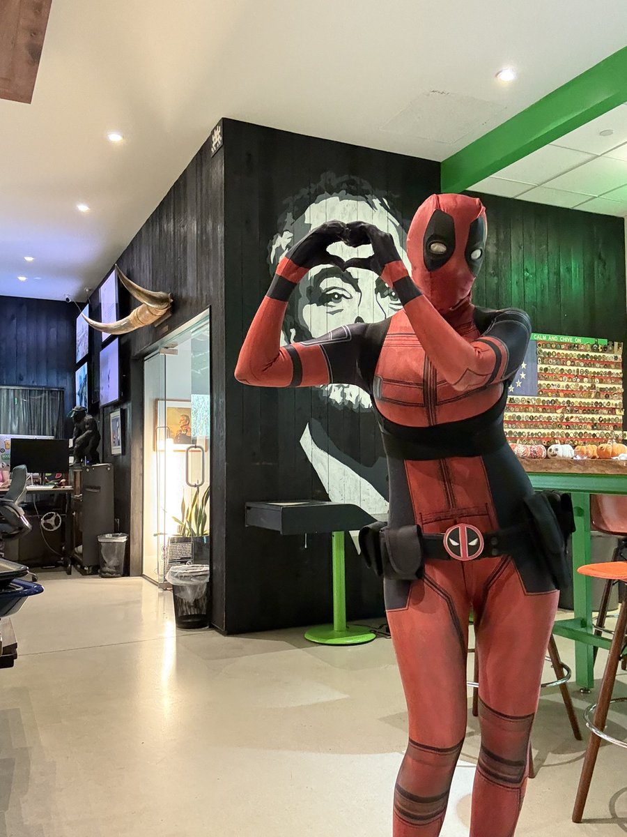 LilMissKO's tweet photo. @VancityReynolds @RealHughJackman Hard to work that day but worth it!! https://t.co/WJipFbICCc