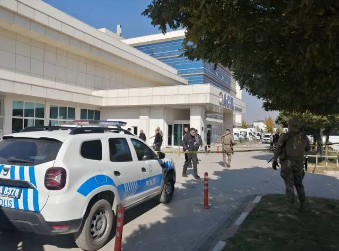 SaHaDernegi's tweet photo. Yer: Van devlet hastanesi

Van’ın Erciş ilçesinde, tutuklu bir şahıs muayene için Erciş Devlet Hastanesi'ne getirildiği sırada husumetlileri tarafından saldırıya uğradı.
Yönlendirme personeli başına isabet eden kurşun sebebiyle acil ameliyata alındı.
Hastaneler kan davalarının hesaplaşma yerleri haline geldi.
Sadece Görevimizi yaptığımız için ölmek istemiyoruz.
Sayın @drmemisoglu bizlere sahip çıkmazsanız, hizmet verdirecek personel bulamayacak hale geleceksiniz.
#BeyazKod1111